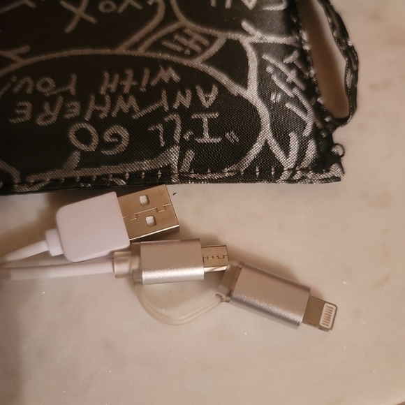 NWOT Betsey Johnson wristlet with cellular Android/Apple compatible power bank. - Picture 10 of 12